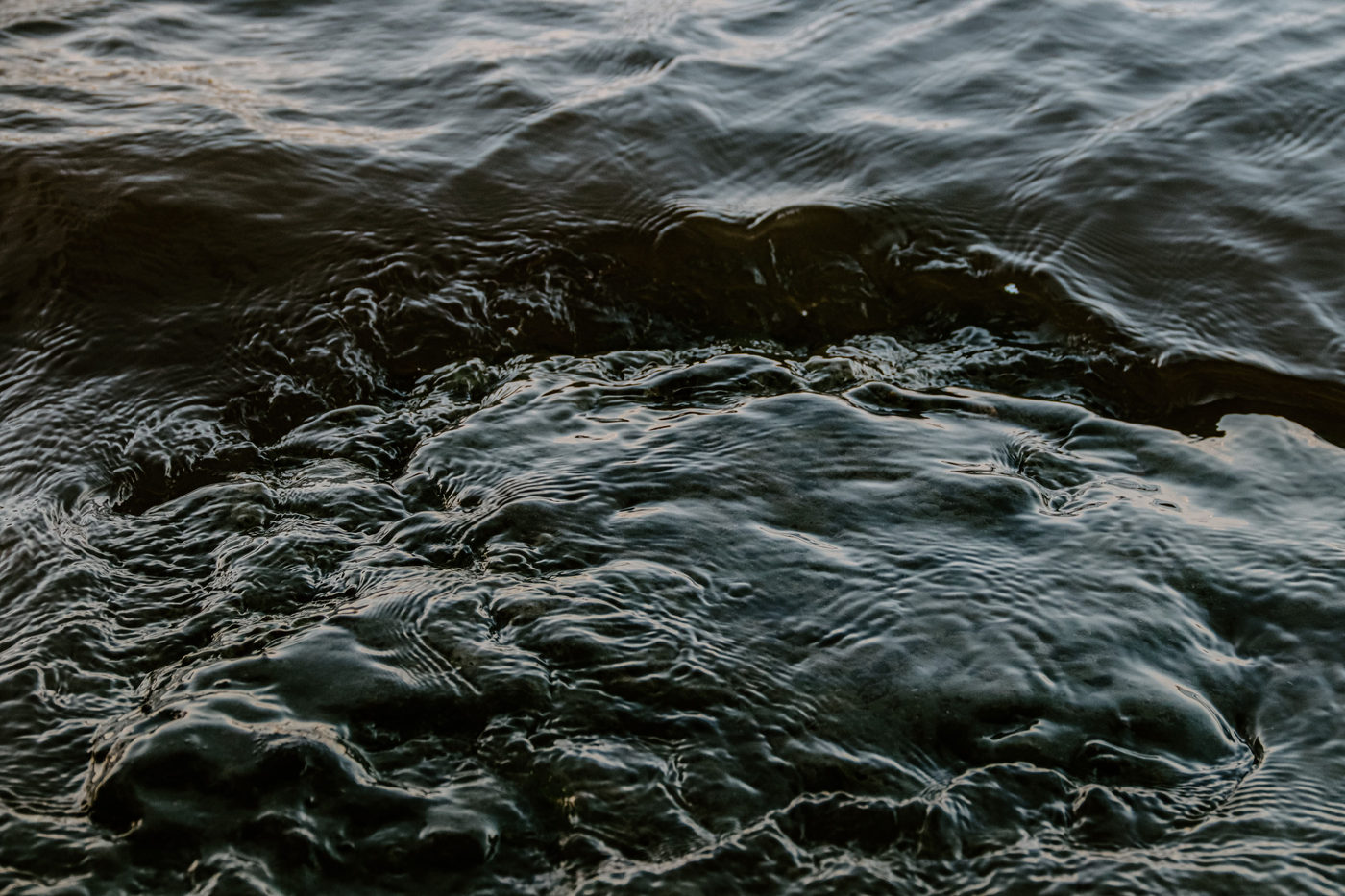 水面にできた流れと波の写真