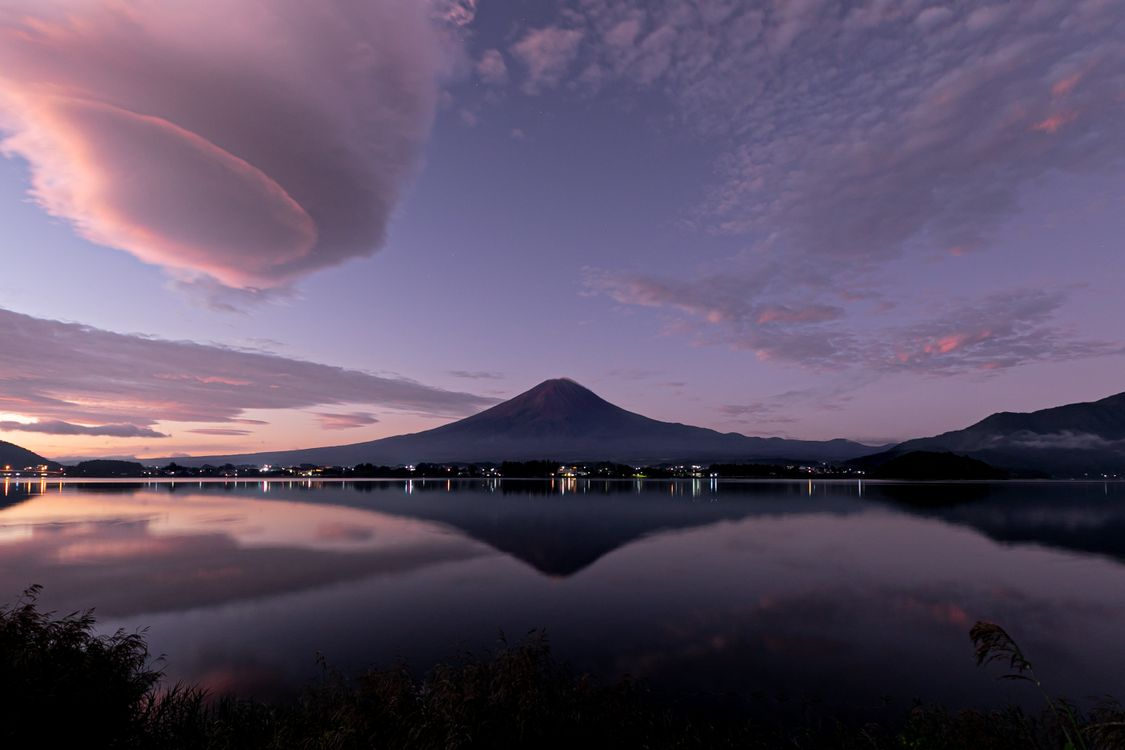 山あいの湖と変化する空を写した不確実性を考える記事用の写真