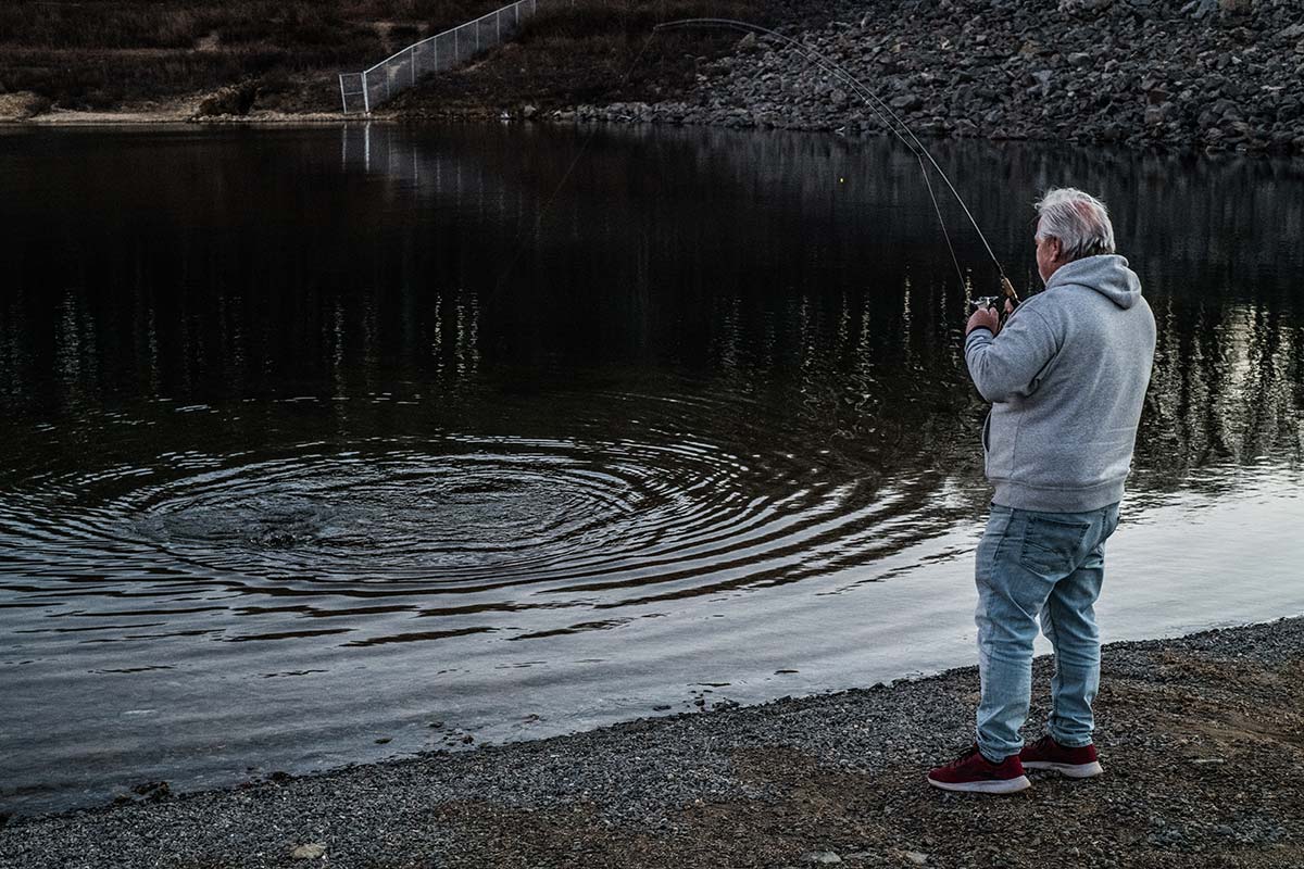 水位が下がった湖岸の地形変化と浅深の境目を見せる写真
